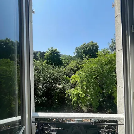 Notre Vue Sur Les Buttes Chaumont Paris